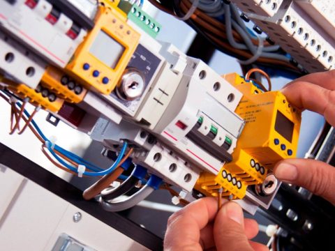 Electrician-wiring-a-fuse-board2